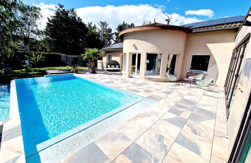 Collonges-au-Mont-d'Or Villa | Villa banks of the Saône in Collonges-Mt-d'Or: Swimming pool, Chalet and Garden