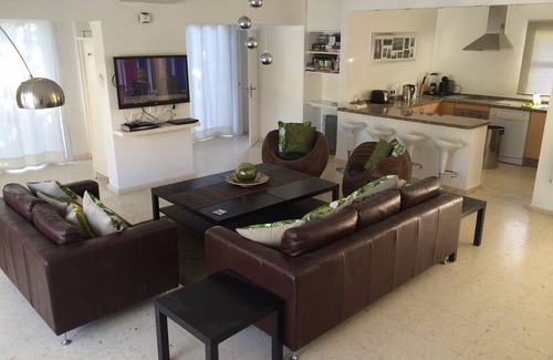 Golden Mile Villa | "Villa Banus", Puerto Banus, is next to the beach with a Private Pool