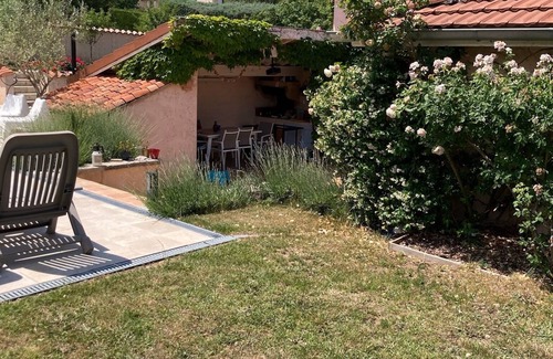 Marcy-l'Etoile Villa | Villa Bellevue with swimming pool in western Lyon