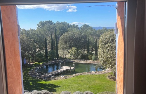 Vaugines Villa | Villa Benéche at the foot of the Luberon in the village of Vaugines