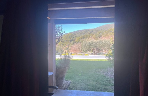 Vaugines Villa | Villa Benéche at the foot of the Luberon in the village of Vaugines
