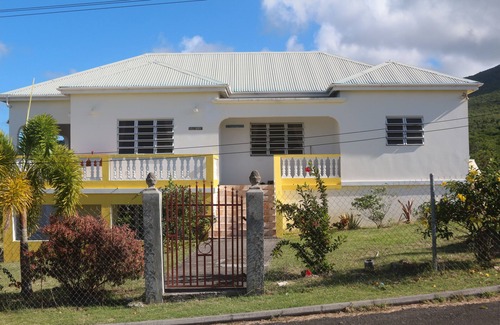 Charlestown House | villa Benito 3 minutes from, bars restaurant beach and four Seasons Golf Course
