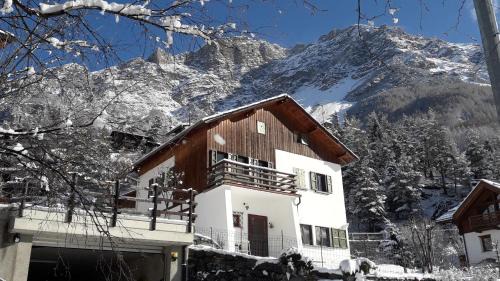 Premadio House | Villa Bianca Bormio garden and parking
