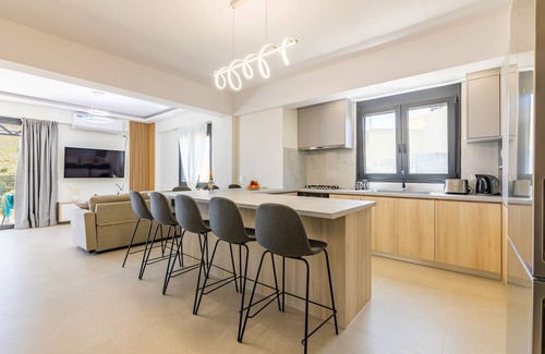 Gouvai Apartment | Villa Bianca with Jacuzzi