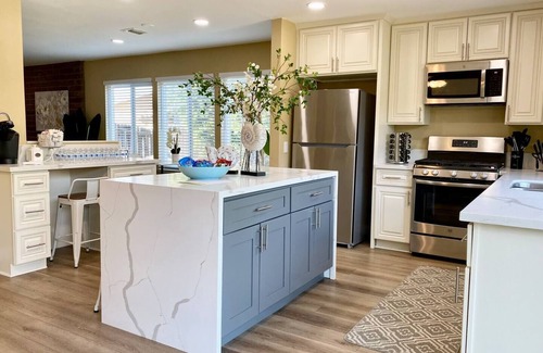 Arlington South House | Villa Blanca| Luxurious 4 BR Pool House | Near UCR