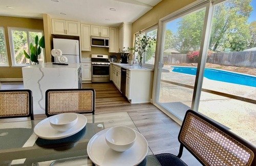 Arlington South House | Villa Blanca| Luxurious 4 BR Pool House | Near UCR