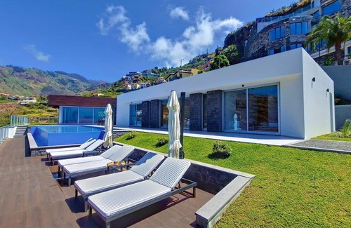 Tabua House | Villa Blue Horizon by LovelyStay