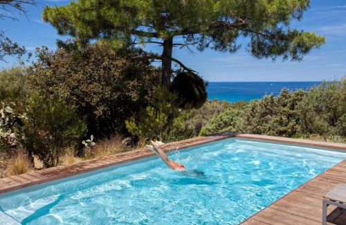Corbara Villa | Villa bodri, maison en pierre avec vue mer et piscine chauffée