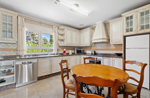 Elche Villa | Villa 'Bonavista' with Pool, Terrace, Balcony & Wi-Fi