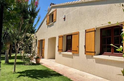 Estanove Villa | Villa bougainvillea: luxurious villa with mirror swimming pool nearby town center and beaches