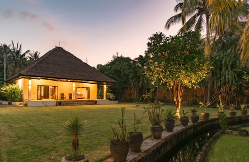 Bukti Villa | Villa Bukti Paradise - Captivating Beachfront Villa