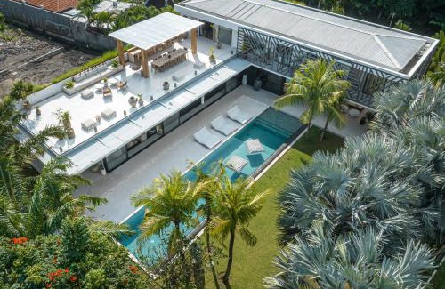 Batubelig Villa | Villa Bull House Amazing 6 bedrooms contemporary villa in Seminyak