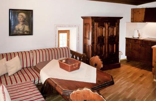 Fliess Villa | Villa Burg Biedenegg mit Schlosscafé by Interhome