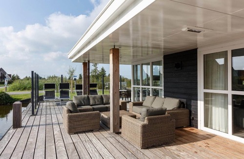 Delfstrahuizen Villa | Villa by the Water with Sauna and Terrace