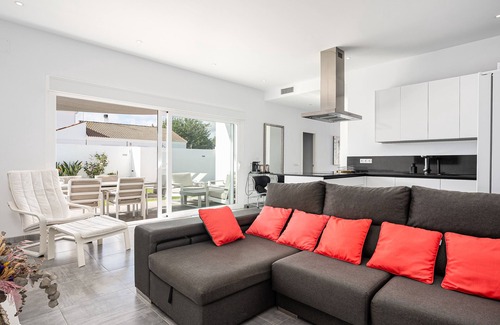 Chiclana de la Frontera House | Villa 'Chill Out Of City' with Private Pool, Wi-Fi and Air Conditioning