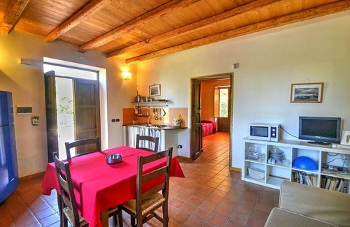 Mirto House | Villa Calesse B: A characteristic and welcoming independent house surrounded by meadows and by green hills, with Free WI-FI.