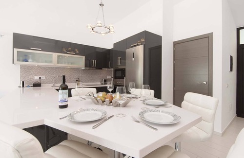 San Eugenio Villa | Villa Canaria. Stunning 3 Bedroom Villa. Jacuzzi. Central Location.