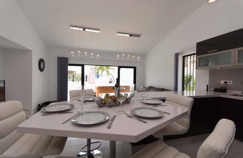 San Eugenio Villa | Villa Canaria. Stunning 3 Bedroom Villa. Jacuzzi. Central Location.