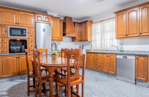 Bormujos Villa | Villa 'Candeleria Sol y Piscina' with Private Pool, Wi-Fi and Air Conditioning