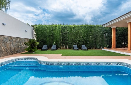 Bormujos Villa | Villa 'Candeleria Sol y Piscina' with Private Pool, Wi-Fi and Air Conditioning