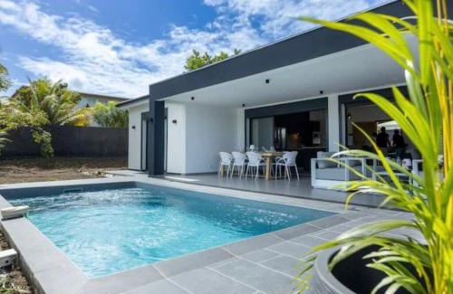 Damencourt Villa | Villa CANELLE FWI 4 Étoiles piscine jacuzzi beach surf