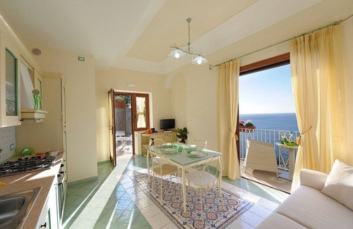 Arienzo House | Villa Carilla B: An elegant apartment which faces the sun and the sea, with Free WI-FI.