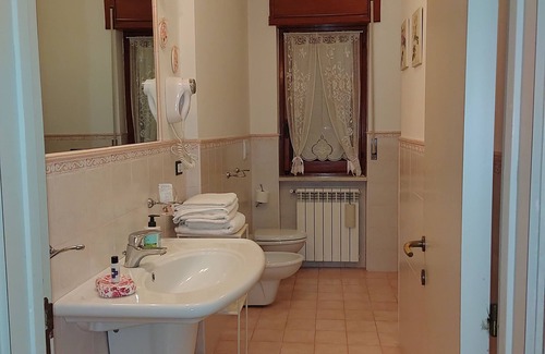 Tollo Villa | Villa Carol Triple room with private external bathroom