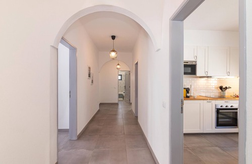 Portimao Villa | Villa 'Casa Das Laranjeiras - Portimao' with Mountain View, Private Garden and Wi-Fi