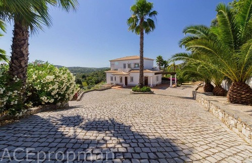 Apra Villa | Villa 'Casa Jonquilles' with Mountain View, Wi-Fi and Air Conditioning