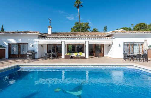 Nueva Andalucia Villa | Villa Casa La Concha - Luxury 6 bedroom Villa in Marbella, Beautiful Mountain View, Heated Swimming Pool, 15min walk to Puerto Banus Beaches, Sleeps up to 12