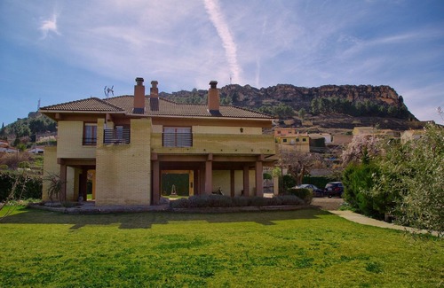 Nuevalos Villa | Villa Castro luxury next to the Monasterio de Piedra