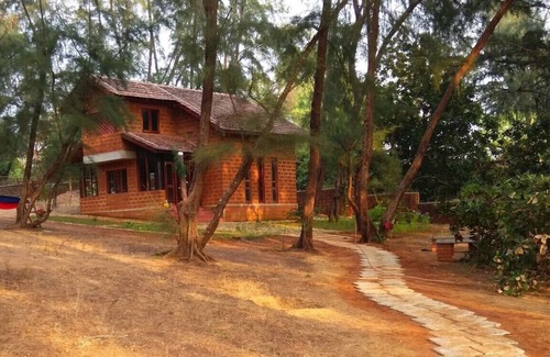 Hireguthi Villa | Villa Casuarina, near beach in sprawling grove