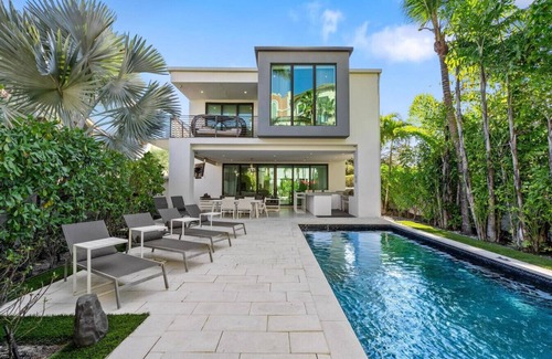 Colee Hammock Apartment | Villa Celine- LAS OLAS Waterfront house with heated pool