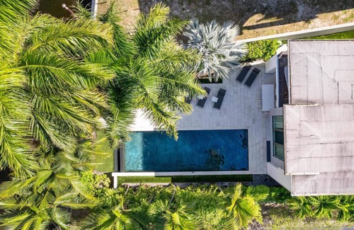 Colee Hammock Apartment | Villa Celine- LAS OLAS Waterfront house with heated pool