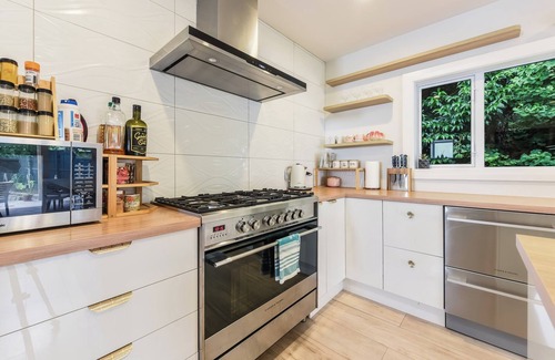Nelson South House | Villa Charm - Nelson Holiday Home