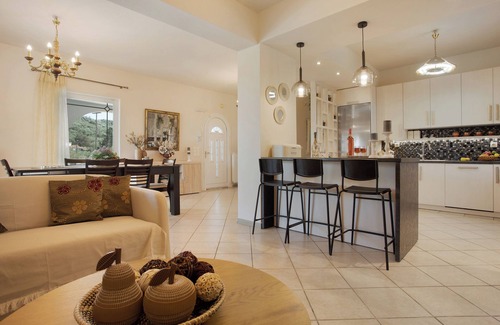 Alikanas Villa | Villa "Chrysoula" with Mountain View, Private Pool & Wi-Fi
