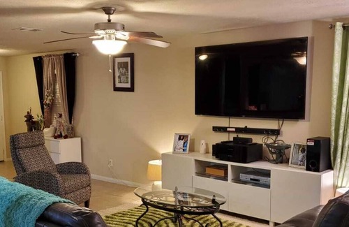 Central Southwest House | Villa City Park Near Texans Stadium, Downtown, and Houston Medical Center