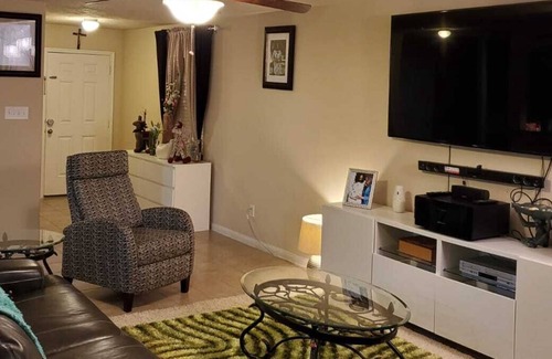Central Southwest House | Villa City Park Near Texans Stadium, Downtown, and Houston Medical Center