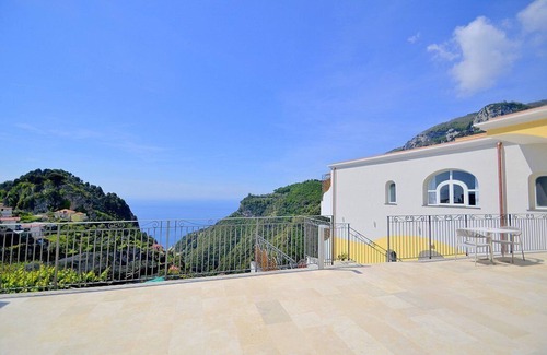 Pontone House | Villa Clarice A, fully refundable with voucher*: A bright and sunny apartment in a quiet position, located on a hillside above the sea, with Free WI-FI.