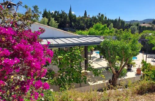 Saint-Cyr-sur-Mer Villa | VILLA climatisée, avec 3 Chambres , Piscine, et terrain arboré