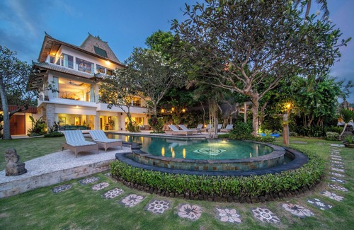 Sengkidu Villa | Villa Cocoa Maya: Beautiful large villa steps from the beach