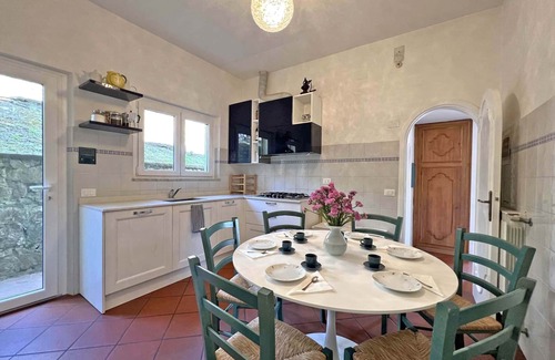 Castelnuovo Magra Villa | VILLA COLLINA DEL SOLE 12PAX, 5 bedrooms, 3 bathrooms, A/C, BBQ and Sea view