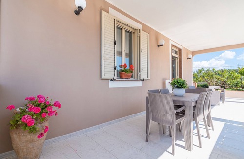 Granelli Villa | Villa 'Con Tre Camere Da Letto' with Private Terrace, Shared Garden and Air Conditioning