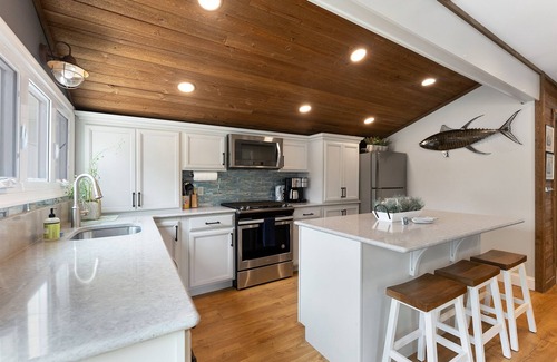 Del Haven House | Villa Cottage w/Hot Tub+Fenced Yard–Pet-Friendly!