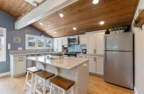 Del Haven House | Villa Cottage w/Hot Tub+Fenced Yard–Pet-Friendly!