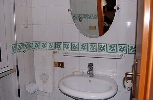 Colli di Fontanelle House | Villa Crispina A: An elegant apartment that is part of a villa with a view of the sea and of the Bay of Naples, with Free WI-FI.