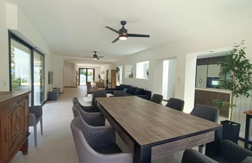 Les Sablettes Villa | Villa d'Exception à 20m Des Sablettes Plage, Côte d'Azur