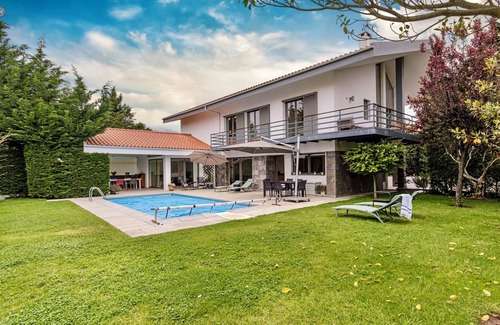 Sao Pedro de Penaferrim Villa | Villa da Penha by refuge® holiday homes