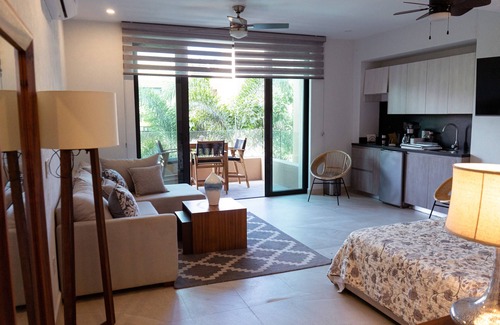 San Francisco Apartment | Villa Dahlia, Luxury Studio, steps from the beach!