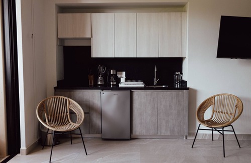 San Francisco Apartment | Villa Dahlia, Luxury Studio, steps from the beach!
